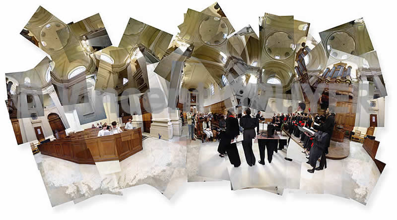 Photo artistique et panoramique du concert du groupe vocal Mélange dans l'église réformée de Pentemont à Paris