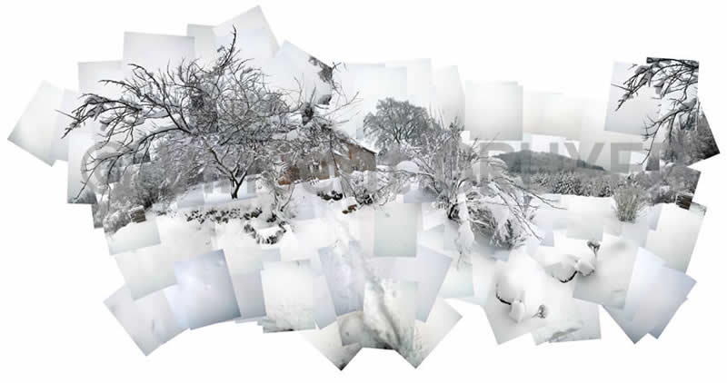 photo artistique et panoramique : une maison de la Haute-Loire sous la neige 71 / 45°05’ N – 4°18’ E / 27.12.2004 / 11h48 -11h56 T.U. La Pomme - 43190 Tence – Département de la Haute-Loire - Région auvergne - Massif central France - Europe - Hémisphère nord - Terre - Système solaire - Voie Lactée.